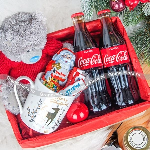 Новогоднее веселье - коробка с кока-колой и игрушкой